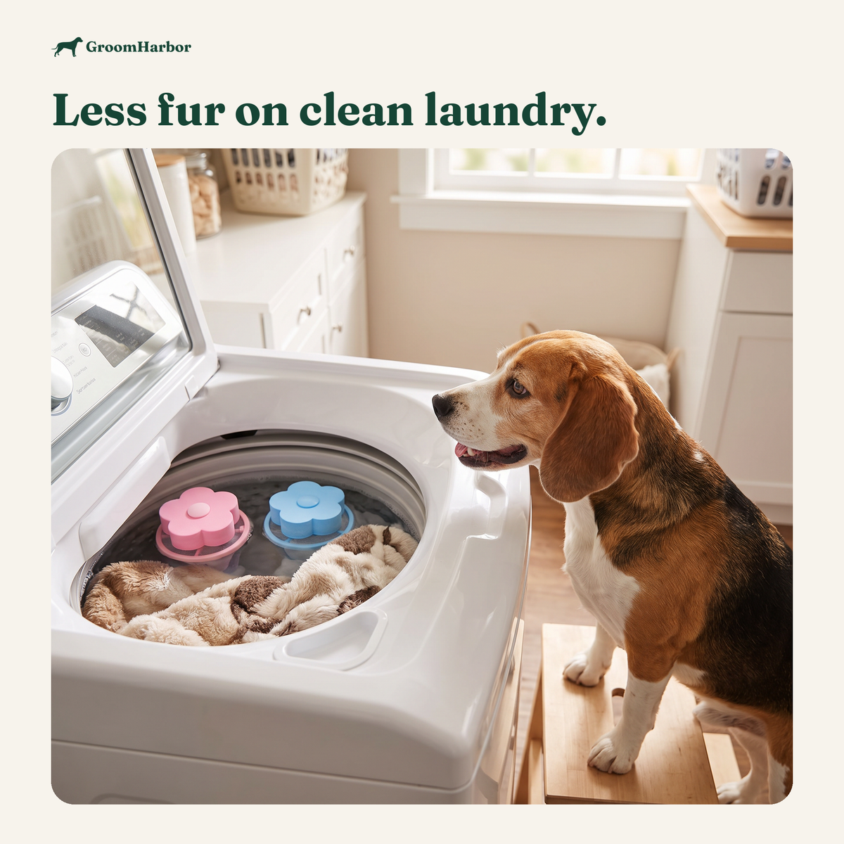 Pet laundry in a top-load washing machine with a floating pet hair catcher